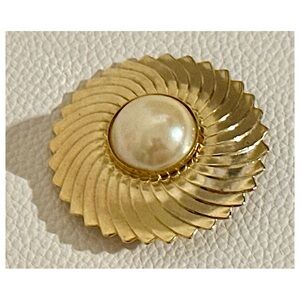 Vintage Jewelcraft by Coro Scarf Clip - Gold-Tone Swirl - Faux Pearl - Like New